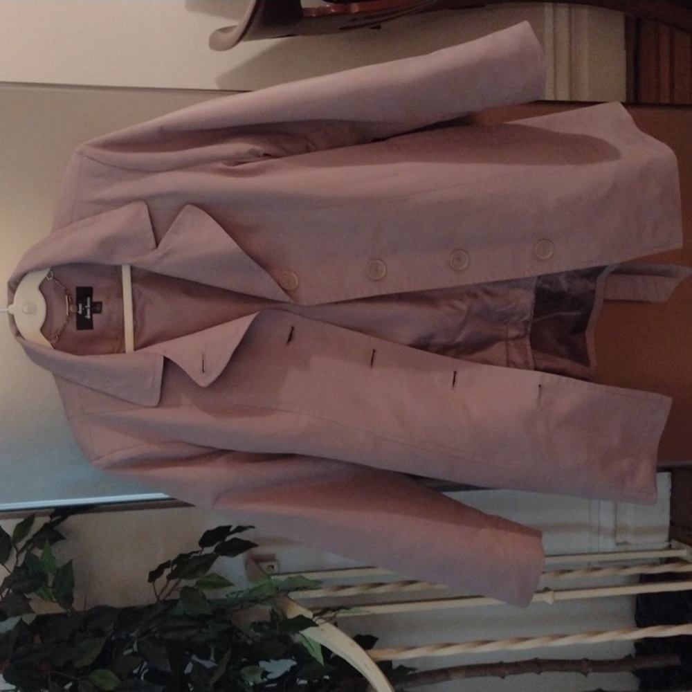 🌟 HOST'S PICK 🌟Dennis Basso 3/4 length fully lined trench coat.♥️